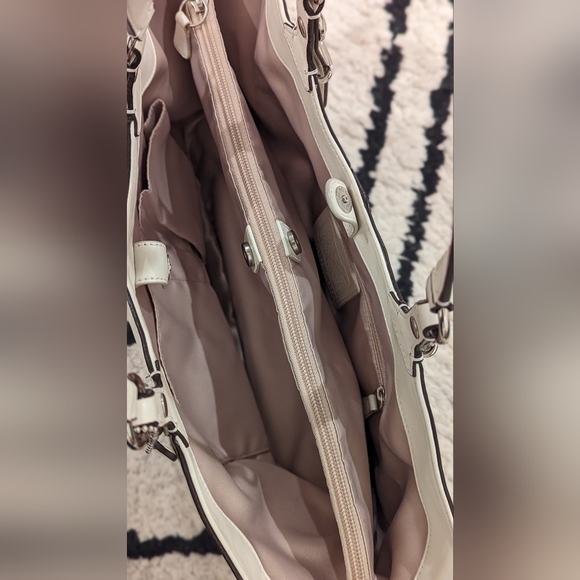 👜 NWOT COACH: № A1182-F16598 PERFORATED LEATHER CARRY ALL OFF- WHITE - Picture 3 of 5